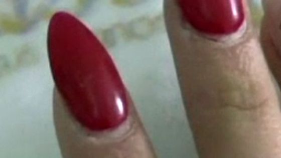 A vrut să se laude cu manichiura nouă, dar prietenele ei au început să urle când i-au văzut unghiile