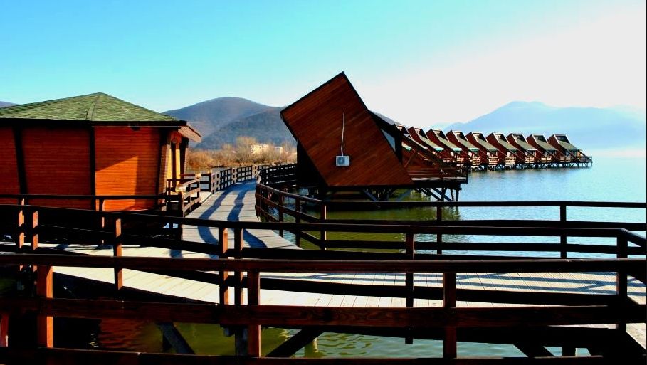 Reduceri la sejururi în primul sat de vacanță din România construit pe apă