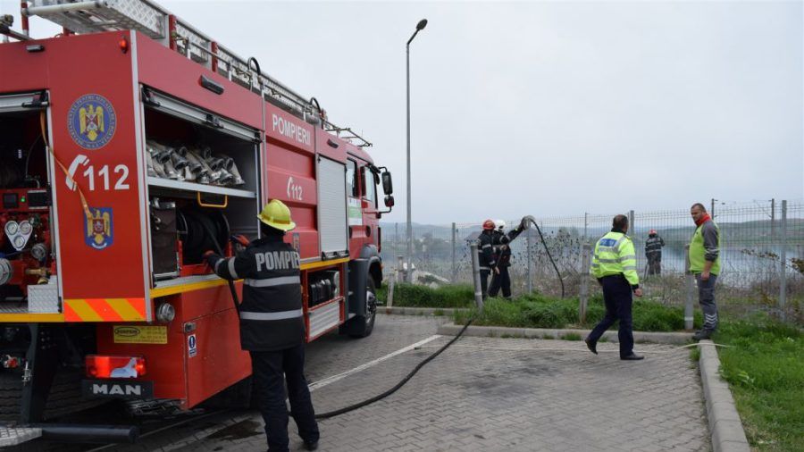 Incendiu de vegetaţie în Dej, în apropierea unei benzinării