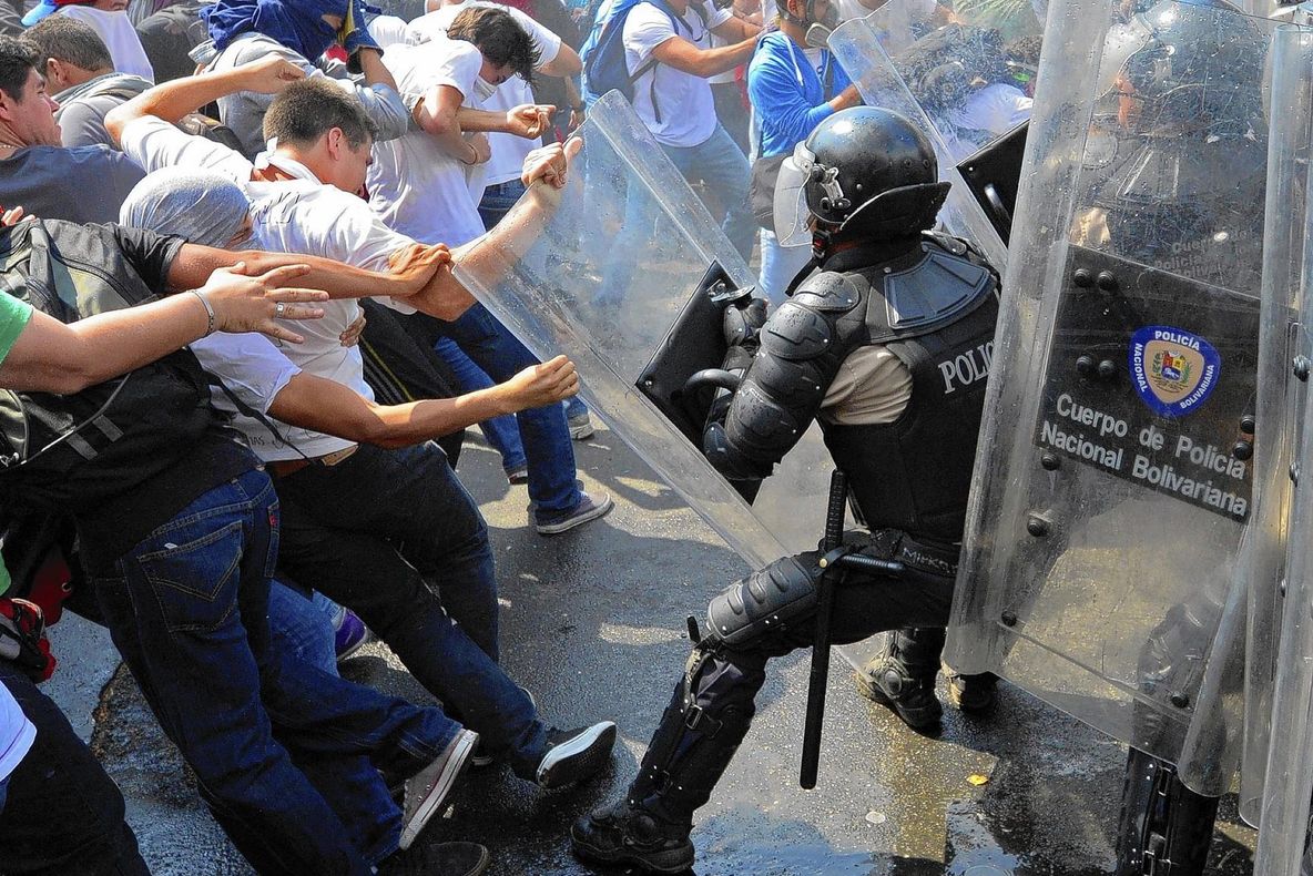 Parlamentul din Venezuela, atacat și blocat timp de 9 ore de manifestanți pro-Maduro. Reacţia SUA