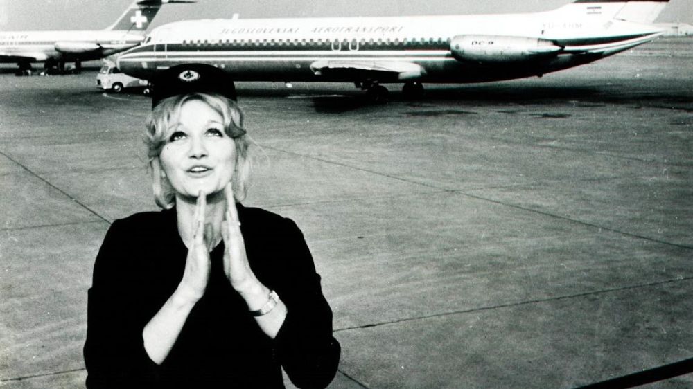 Femeia care a sfidat moartea! A căzut de la 10.000 de metri înălţime fără paraşută şi a supravieţuit