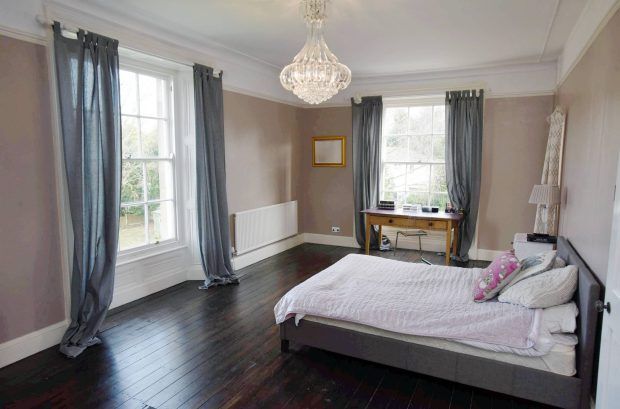 Are o vilă de lux, dar o vinde cu doar 10 lei oricui are nevoie de ea. Cum arată aceasta