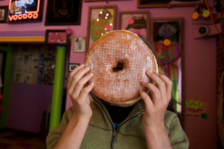 La o zi distanţă, doi tineri şi-au pierdut viaţa stupid.În faţa prietenilor,au mâncat până la moarte