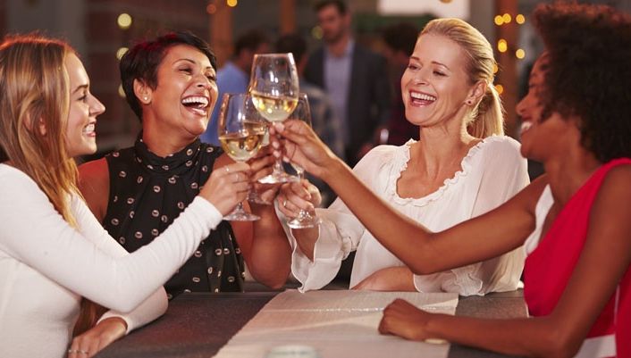 Zodiile la beţie! Cum se comportă după câteva pahare de alcool. Fecioarele se transformă complet