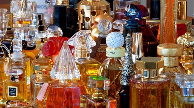 Îți depozitezi parfurmurile în baie? Este cea mai mare greșeală pe care o poți face! Iată de ce