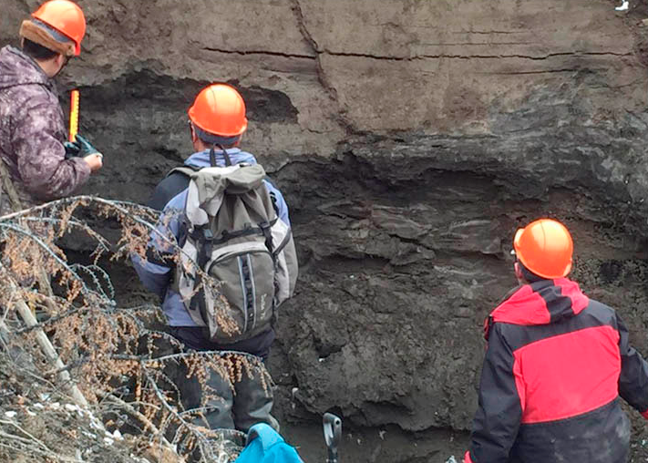 Zăpada siberiană s-a topit, a dezvăluit un CRATER.Scoate sunete ciudate. Localnicii: Poarta spre Iad