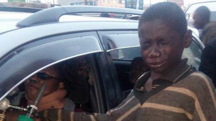 Micuțul s-a apropiat pentru a cere un ban. Când a văzut cine se află în mașină a bufnit în plâns