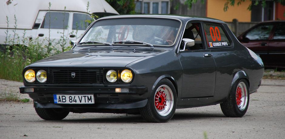 ULUITOR! Cum arată Dacia Sport, maşina pe care au pus parbriz în loc de lunetă. Străinii, miraţi