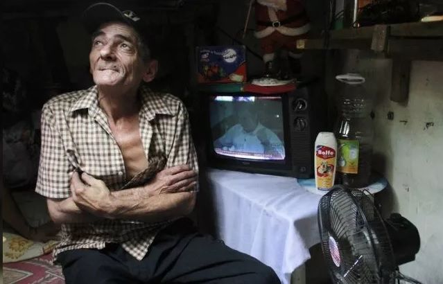 Şi-au amenajat casa în canal şi trăiesc acolo de 22 ani. Cum arată locuinţa improvizată în subteran