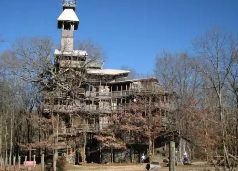 A petrecut 15 ani din viaţă construind cea mai impresionantă casă în copac. S-a mutat de tot aici