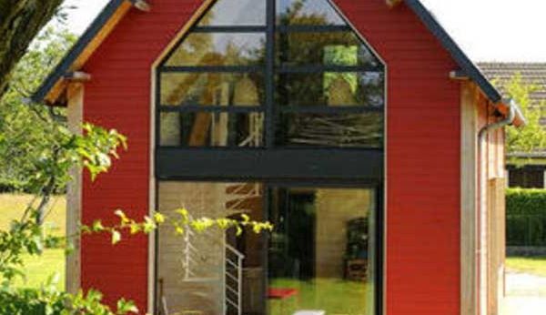 Cea mai paradoxală casă din lume. Din exterior, e foarte mică, dar în interior parcă e un castel