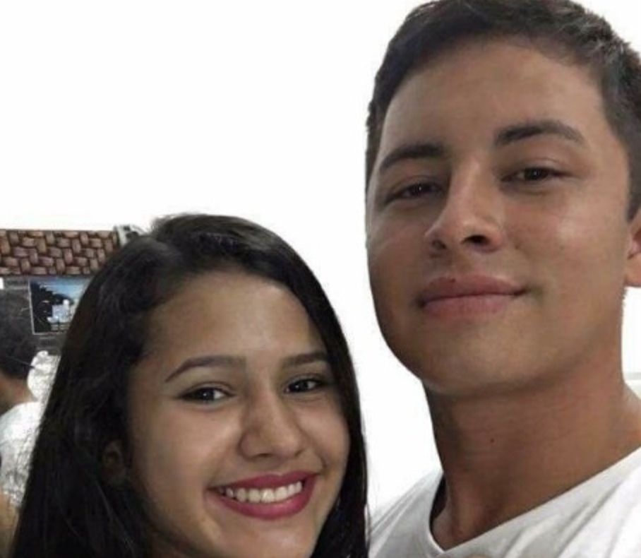 Cel mai BIZAR SELFIE. A făcut o poză cu iubitul, s-a uitat la ea şi a ÎNGHEŢAT.Ce se vede în oglindă