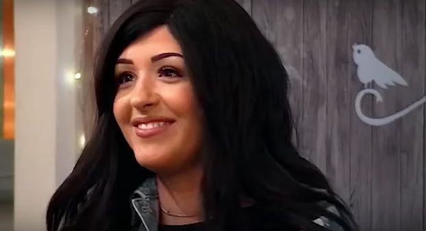 S-au cunoscut pe Facebook.La prima întâlnire, ea a purtat o perucă.Şi-a dat-o jos. Reacţia lui, ŞOC!