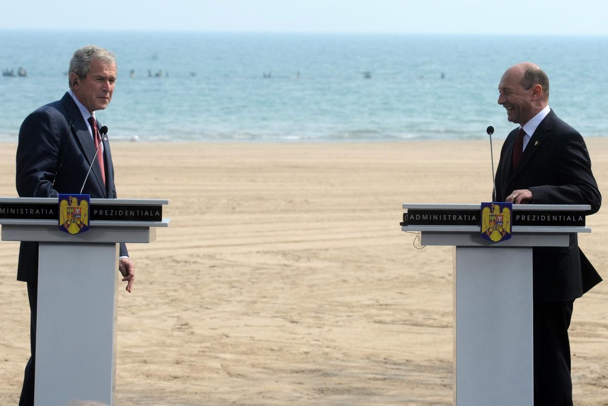 Detalii neştiute despre vizita lui Bush în România în 2008. SPP-ul a DRESAT lebede SPECIAL