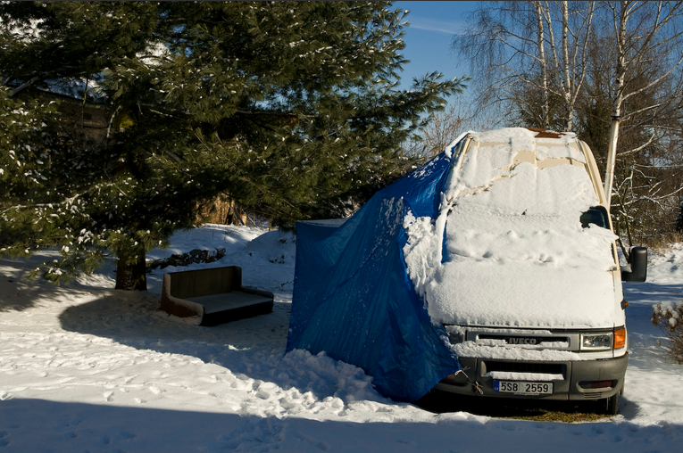 A găsit o dubă sub zăpezi. Şi-a amenajat casa în ea şi s-a mutat acolo