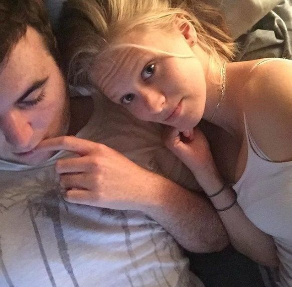 Şi-a prins fiica de 18 ani în pat cu iubitul. Mama a pus mâna pe bâtă, iar ce a urmat e ÎNGROZITOR