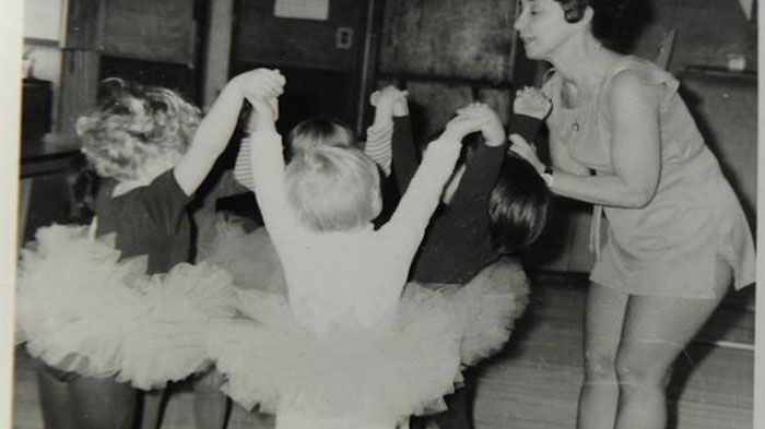 Cum arată dansatoarea de 93 de ani. E şi profesoară pentru copii, în acelaşi timp