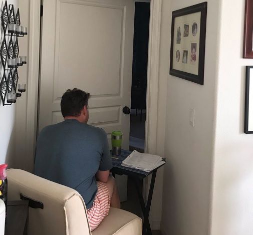 Şi-a amenajat biroul în faţa dormitorului soţiei. Nu are voie să intre în cameră.Motivul e SFÂŞIETOR