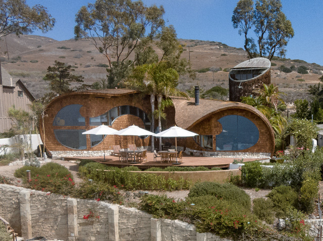 Este cea mai impresionantă locuinţă de pe plajă. Cum arată "casa de pe valuri", construită în 1970