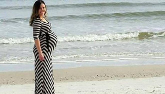 Şi-a fotografiat soţia însărcinată pe plajă. S-au uitat apoi acasă atent la poză şi ŞOC!