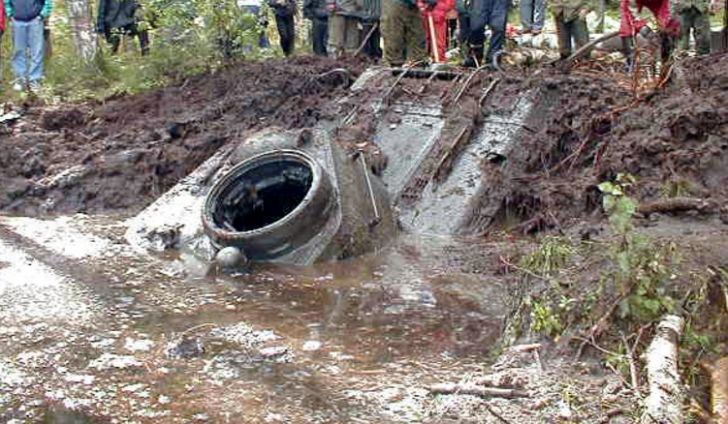 Au recuperat din lac un TANC din Al II-lea Război Mondial. Ce au găsit în el. Au ÎNGHEŢAT de frică!