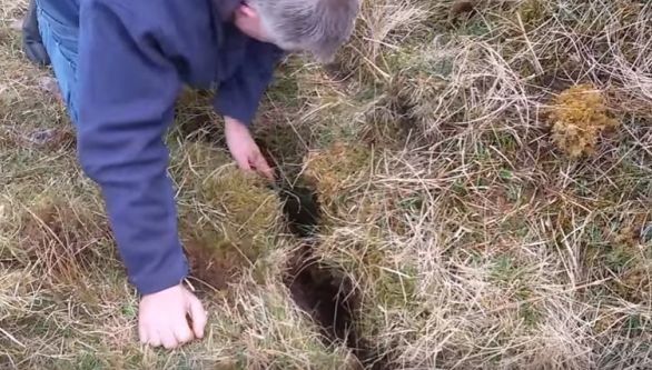 A auzit sunete bizare ce veneau din această crăpătură. A băgat mâna. Ce a găsit în interior. ŞOC!