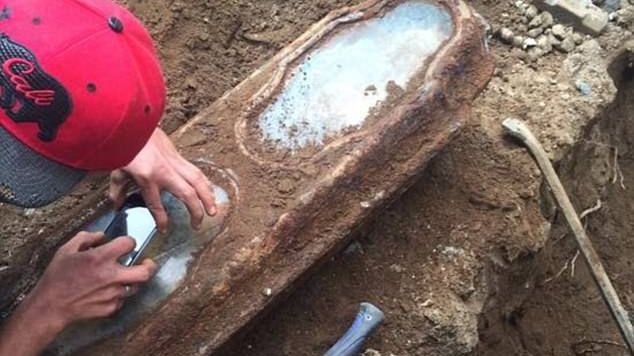 Au găsit un sicriu și l-au deschis! Ce era înăuntru i-a lăsat împietriți