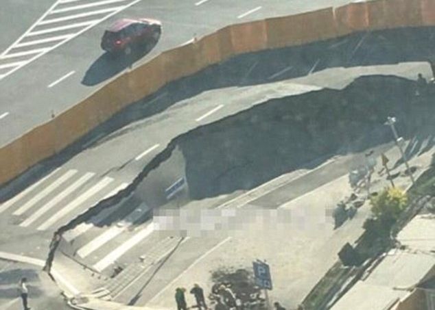 O gaură uriașă a apărut brusc în mijlocul străzii. PANICĂ: trece o linie de metrou chiar acolo