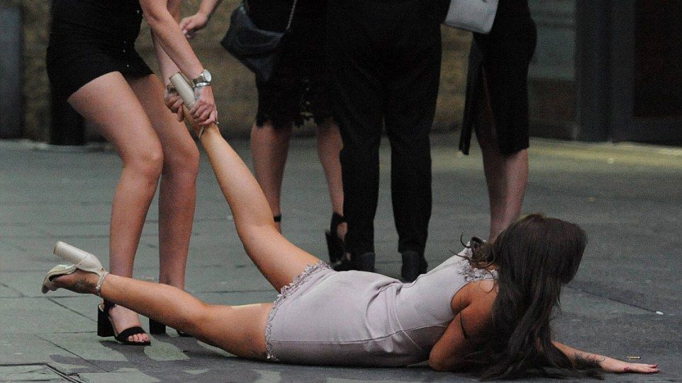 Noi imagini fabuloase cu britanice în stare de ebrietate. Nu au nicio limită!