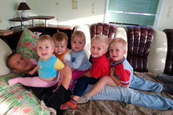 După moartea soției sale a crescut de unul singur cei 6 copii. Iată cum l-a răsplătit soarta!