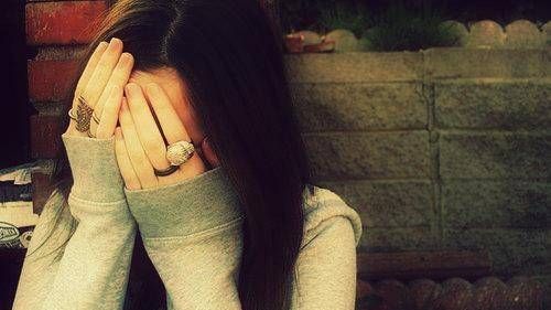 O tânără din Iaşi a vrut să se sinucidă. Un bărbat s-a apropiat de ea şi i-a spus: "Dacă şi tu..."