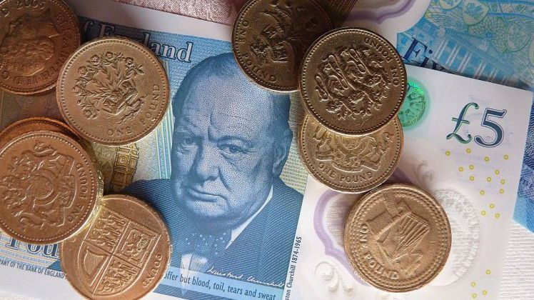 De ce consumatorii de droguri renunță la viciu grație bancnotei de 5 lire. Motivul e incredibil