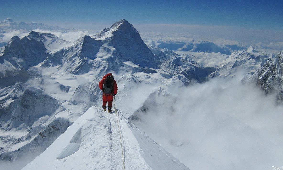 Alpinist amendat în Nepal pentru escaladarea Everestului fără autorizație