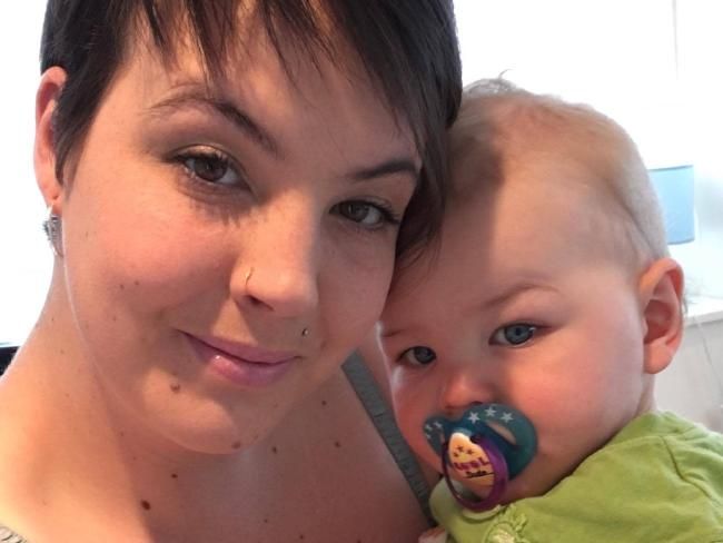 Imaginea zilei. Un bebeluş încuiat în maşină, fericit în timp ce pompierii se chinuie să îl scoată