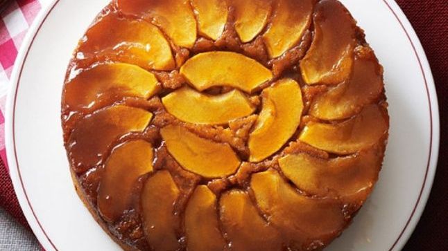 Prăjitura răsturnată cu mere este preferata tuturor! Iată cât de simplu se face!