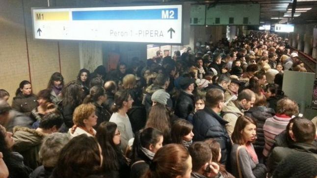 Haos la metrou, vineri dimineaţă: un tren blocat între staţii. Călătorii au fost evacuaţi