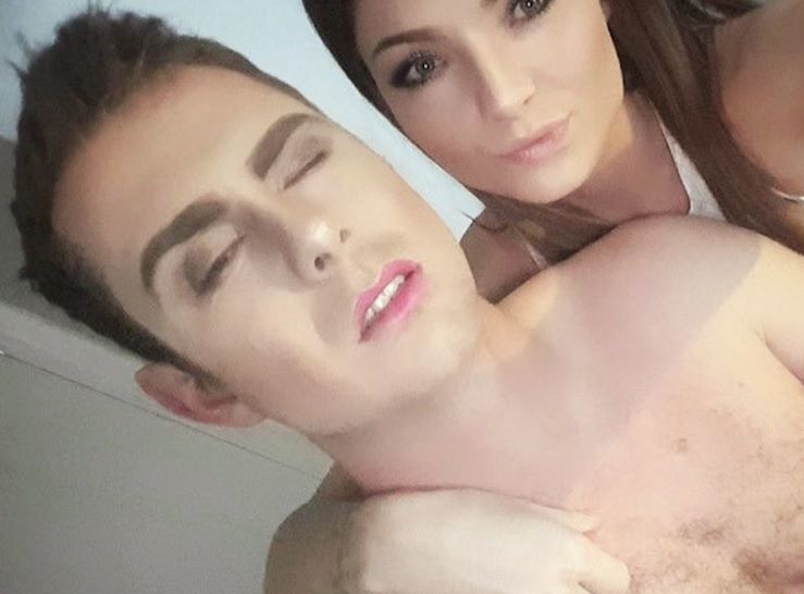 Iubitul n-a venit la întâlnire. A mers acasă, l-a găsit dormind, s-a răzbunat.Omul s-a trezit FEMEIE