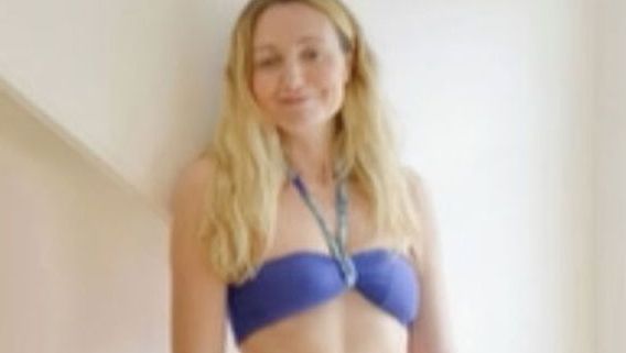 Cum arată prezentatoarea TV care s-a născut fără un braţ. A pozat fără haine