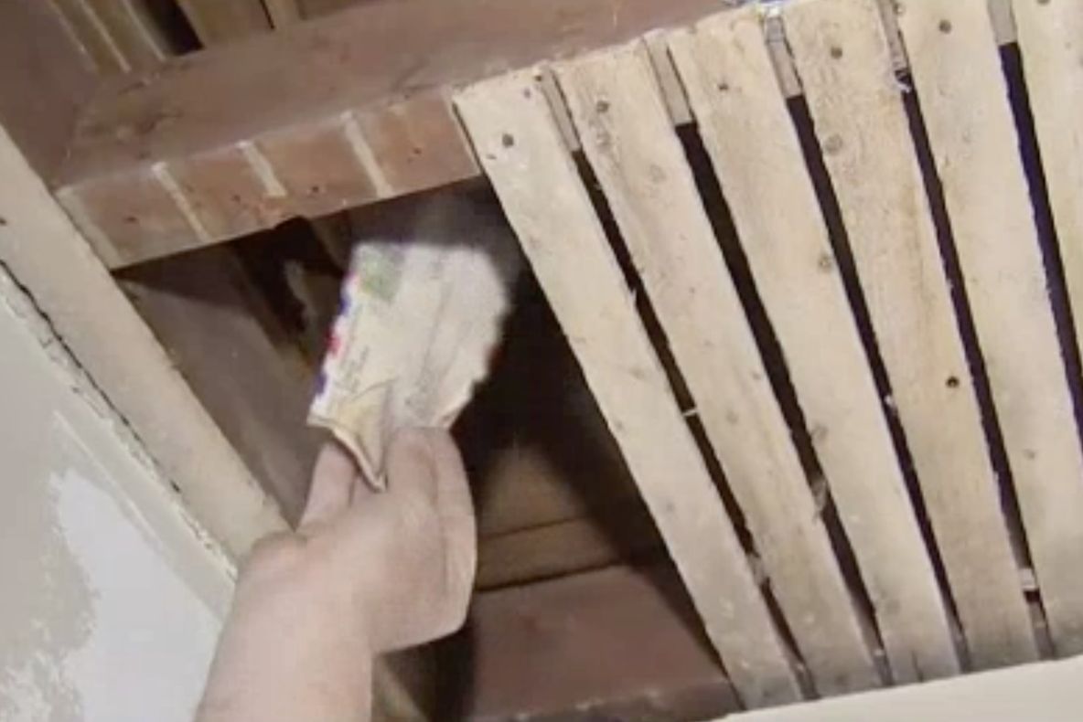 Făcea curăţenie în casă, a găsit o scrisoare din al II-lea Război Mondial. A citit-o, a plâns crunt