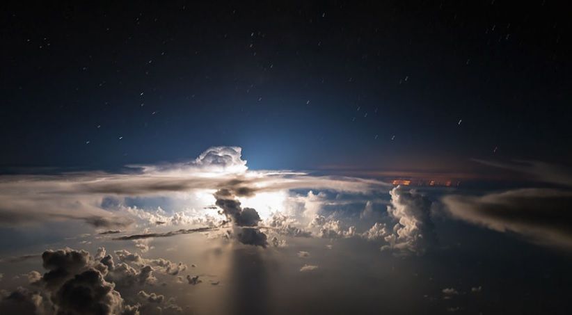 Pilotul unui avion a văzut ceva BIZAR la o altitudine de 10.000 m. A scos telefonul.. ŞOC ce a pozat