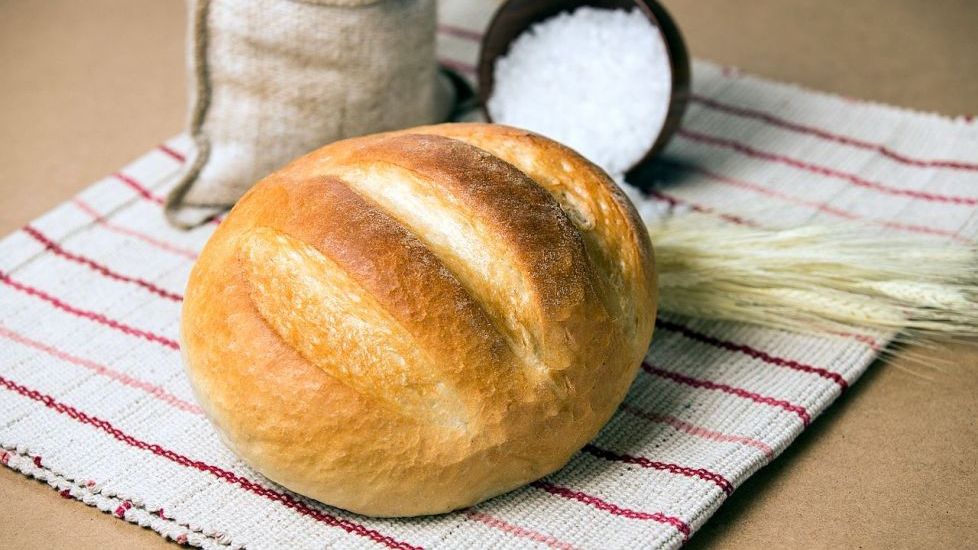 De ce ne întâmpinăm oaspeții cu pâine și sare? Este ULUITOR!