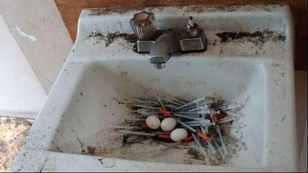 Într-o clădire abandonată, o fotografie simplă impresionează. Ce se ascunde, de fapt, în spatele său