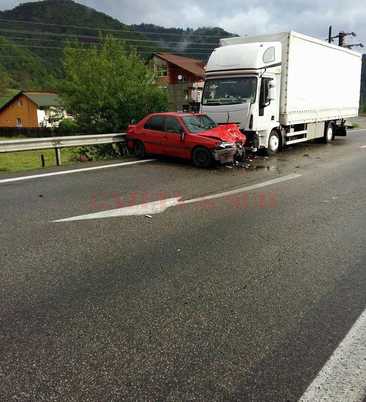 Două accidente grave, în Vâlcea, sâmbătă, din pricina vremii. Un copil, rănit