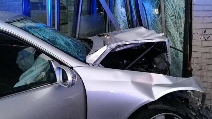 O lume întreagă râde. În ce clădire a intrat cu mașina un șofer beat