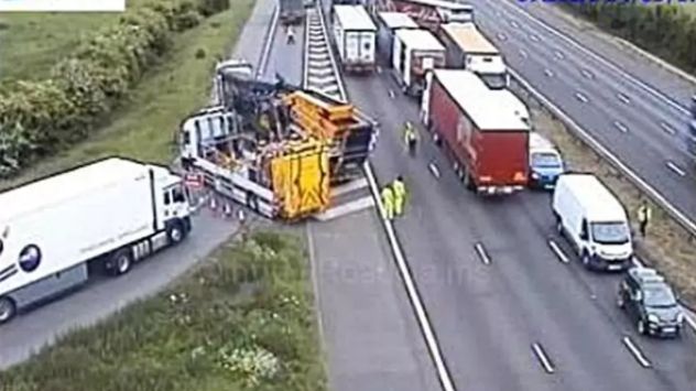 Accident înfiorător pe autostradă: 5 oameni au murit. Mașină zdrobită de un camion