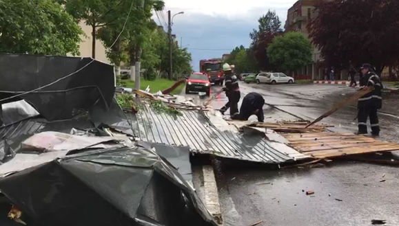 Furtunile au făcut prăpăd! O maşină a fost grav avariată de un acoperiş smuls de vânt