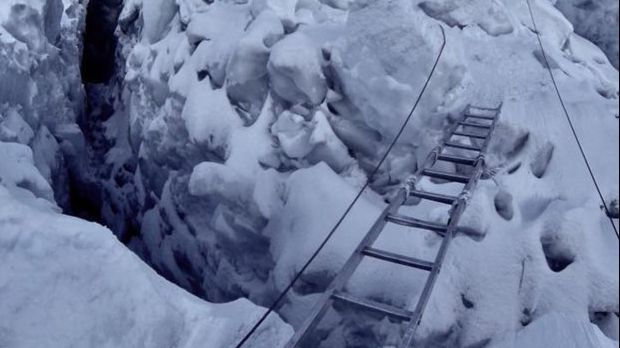 Un alpinist a fost găsit într-o peșteră pe muntele Everest. E incredibil ce făcea acolo