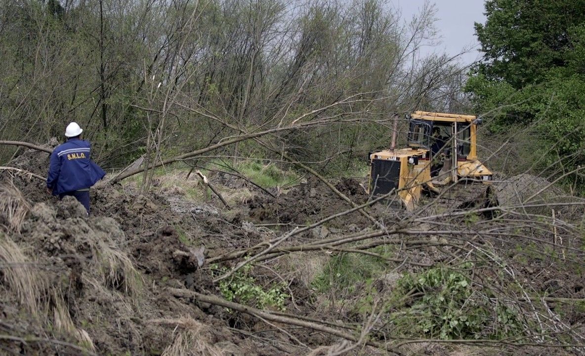 Situaţie critică în Vâlcea - s-a produs o nouă alunecare de teren: 3 gospodării evacuate