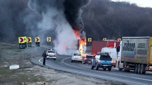 Accident grav: un autobuz cu 17 pasageri a luat foc pe DN 19, în judeţul Bihor