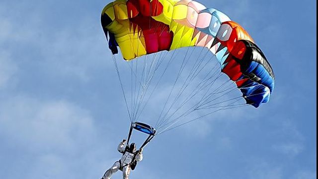 Un bărbat a făcut ISTORIE! A devenit primul om care a sărit cu parașuta dintr-o dronă